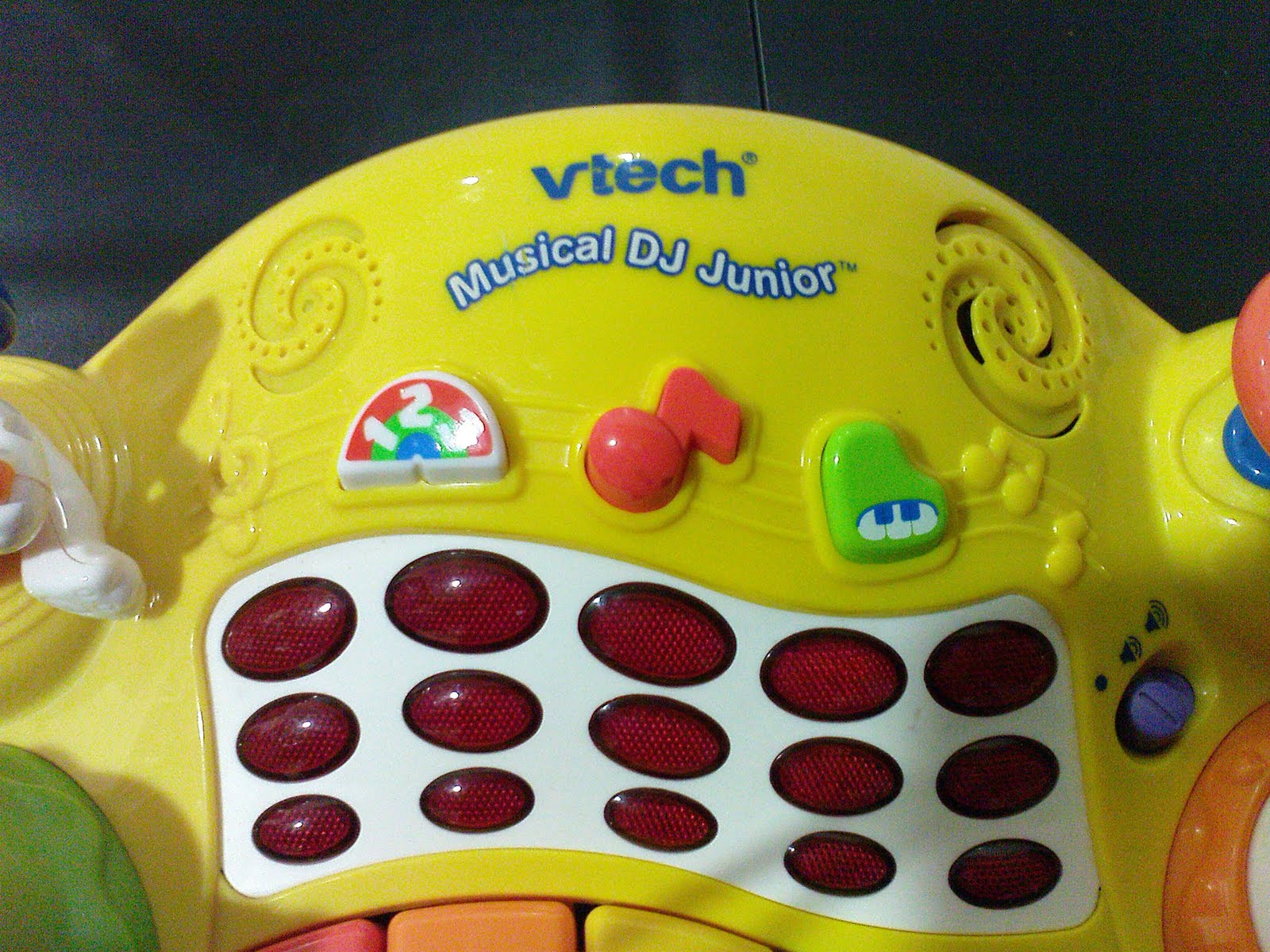 The Pinky Shop: Vtech Musical DJ Junior