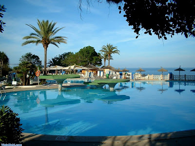 8598_spain-holiday-pool.jpg