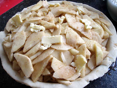  The apples have all been sliced, spiced and added to the shell.