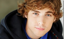 Dustin Milligan (L