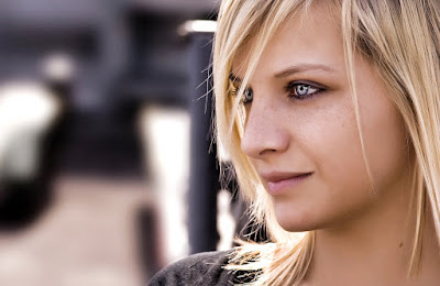 Frauenportrait - junge Frau mit blonden Haaren und blauen Augen