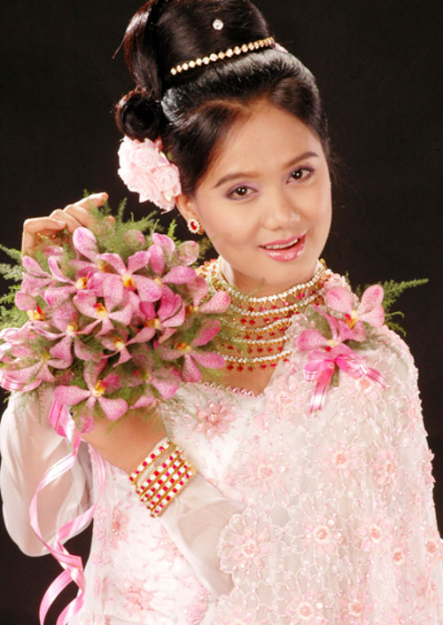 Myanmar Actress Su Pan Htra with Myanmar Traditional Wedding Dress
