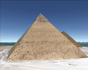 Foram construídas sobre o platô de Giza as margens do rio Nilo que chegava .