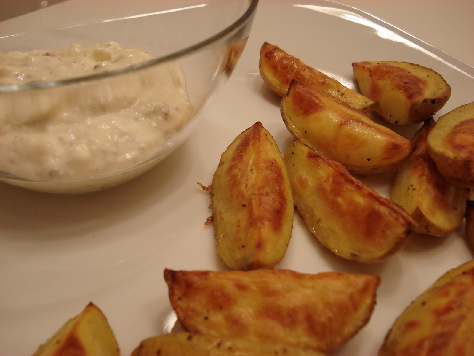 Küchengeheimnisse: Würzige Kartoffelecken mit Dip