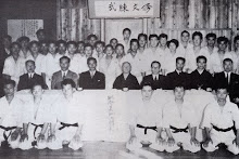 Funakoshi y Giei Funakoshi a su izquierda.