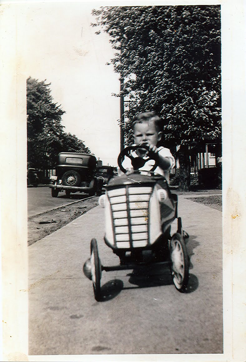 [ron+in+pedal+car.jpg]