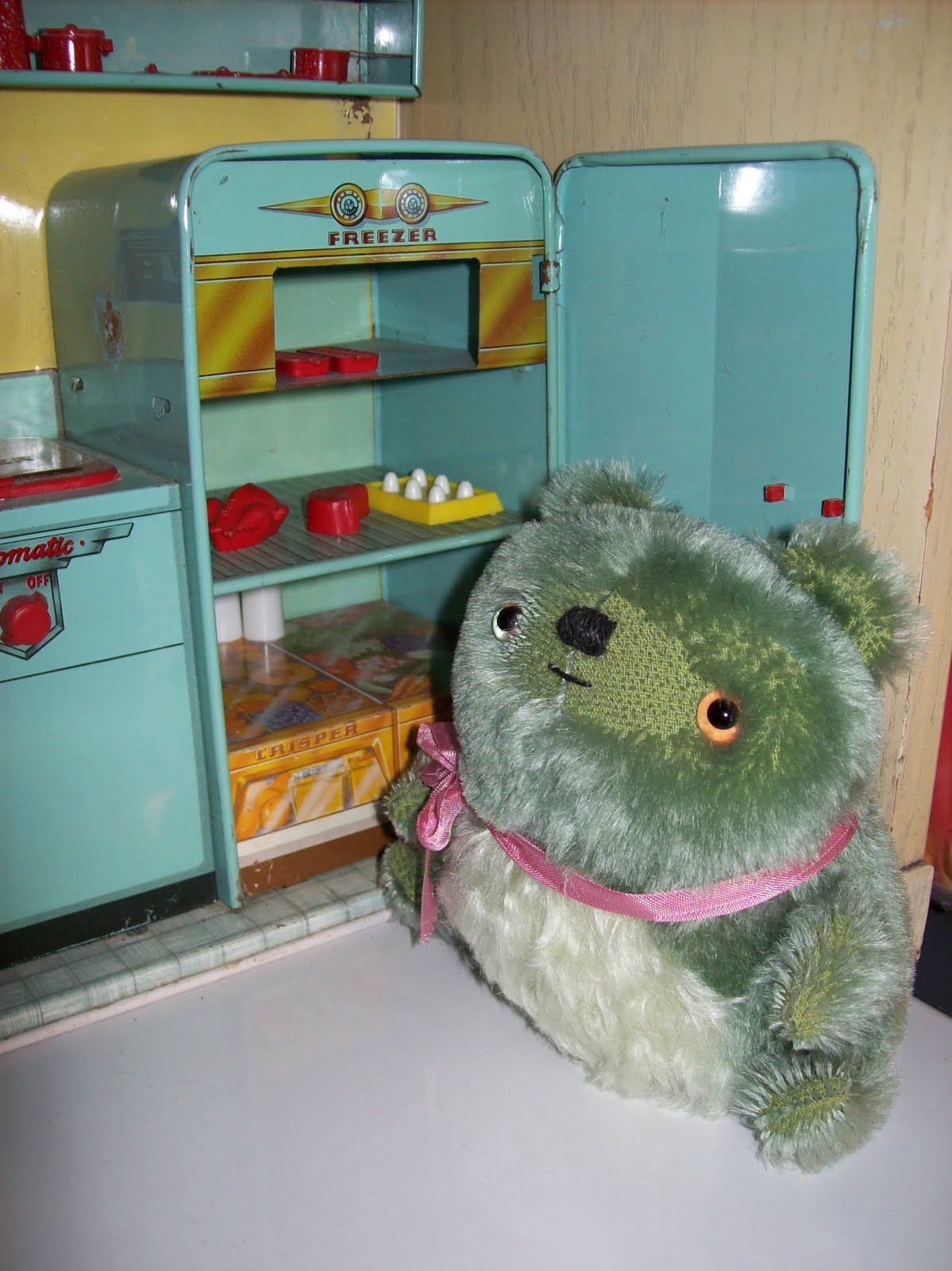 [Grande+Gumdrop+checks+the+fridge.JPG]