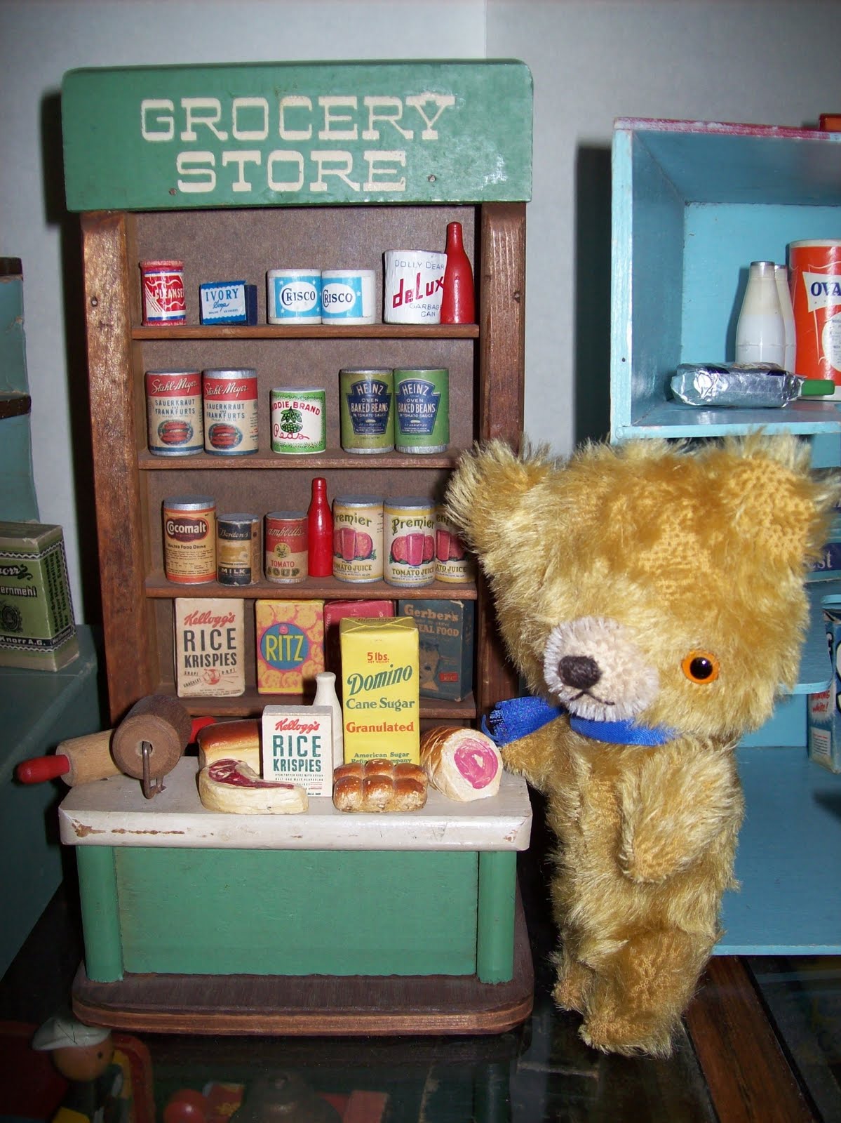 [Leopoldo+grocery+shops.JPG]