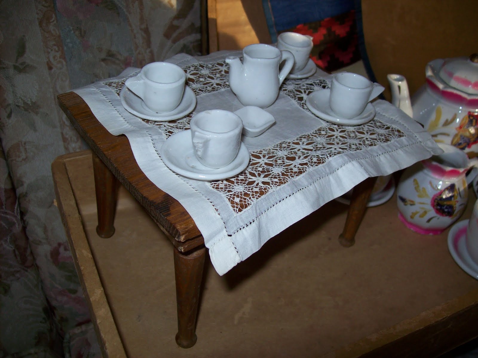[little+tea+set+&+table+from+trunk.JPG]