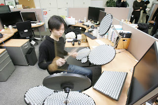 Google 日本語入力ドラムバージョンで開発者が演奏中の様子を示す画像。