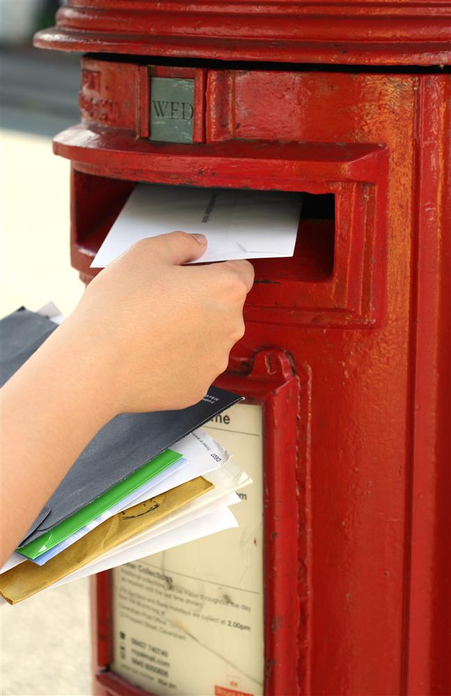 Почтовый ящик на улице. Posting letters. Красивое фото крупным планом мужчина открывает почтовый ящик. Почта ящик. Письмо в почтовом ящике.