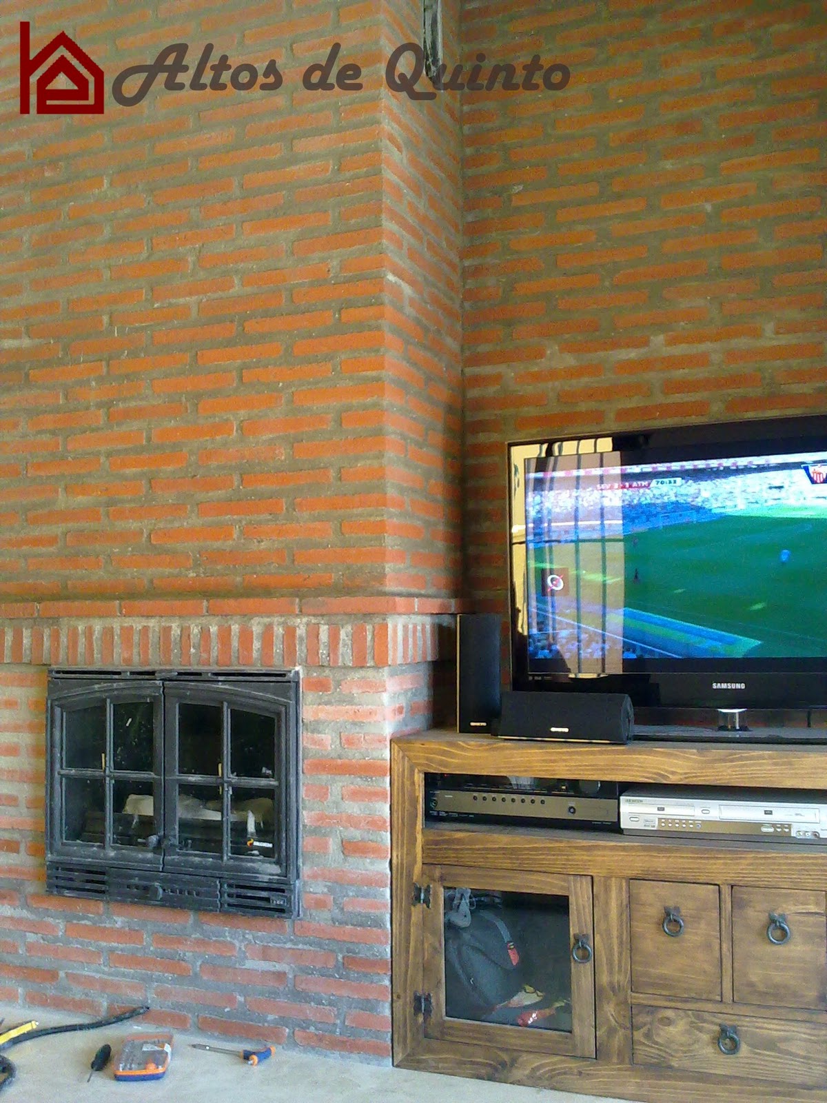 ALTOS DE QUINTO: Revestido de chimenea con ladrillo taco