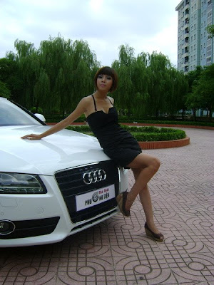 Khi người đẹp lại gần Audi A5...