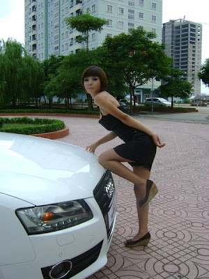 Khi người đẹp lại gần Audi A5...
