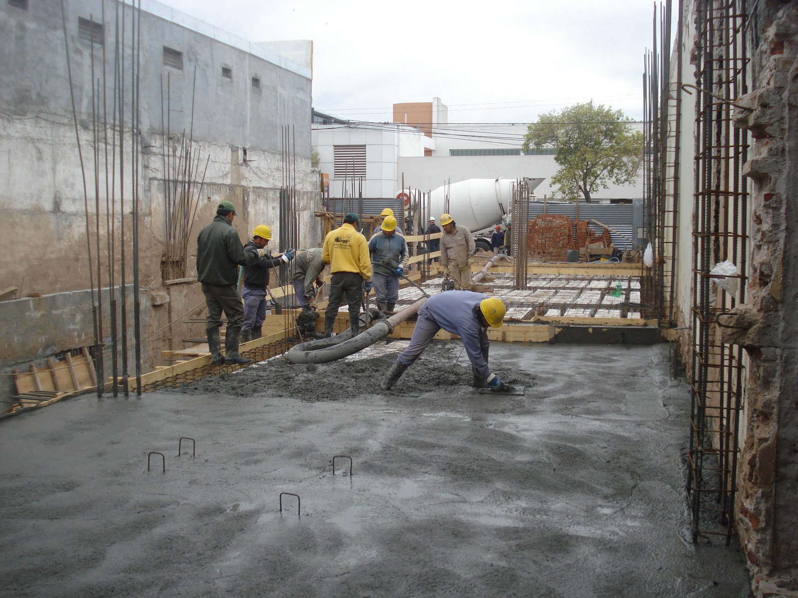 Edificio Cerbell: LLENADO PARCIAL DE LA LOSA DE COCHERAS