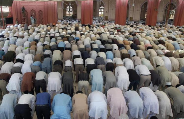 http://2.bp.blogspot.com/_EdiEVwFHh0Y/THG15jyIXmI/AAAAAAAAAPc/OC3csQNm2as/s320/sholat+jamaah.jpg