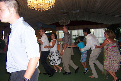 Dani con Fali bailando la conga con todos los invitados