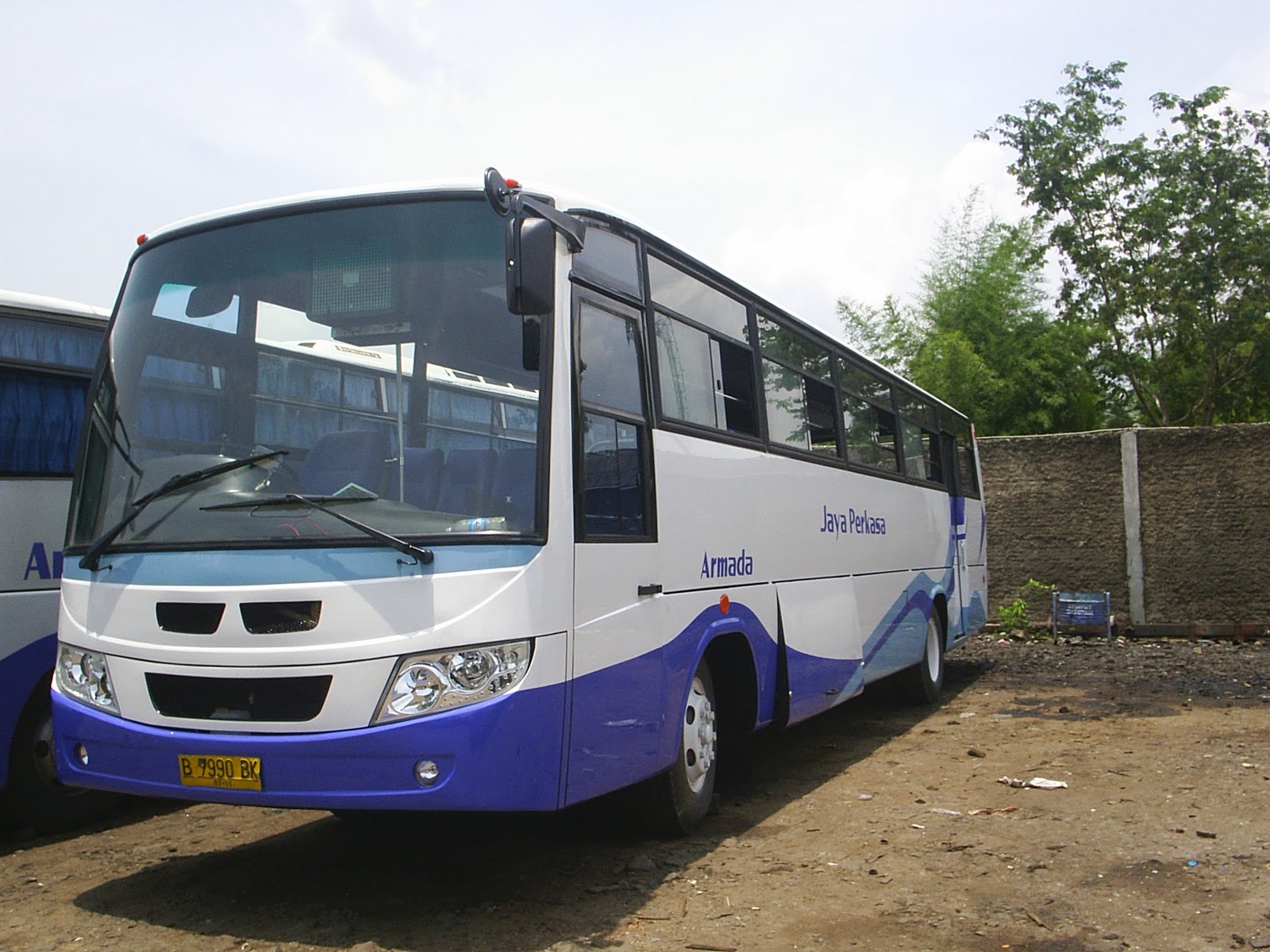 Jelajah Kalimantan Selatan: Panduan Lengkap Memilih Rental Bus Pariwisata Banjarmasin