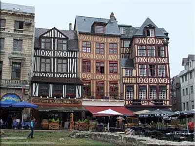 Casas de adobe y traviesas de madera en la Plaza del Mercado