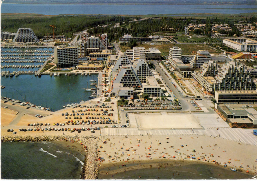 Architectures de cartes postales 1 La Grande Motte depuis le ciel et sur la terre Architectures de cartes postales 1 La Grande Motte depuis le ciel et sur la terre