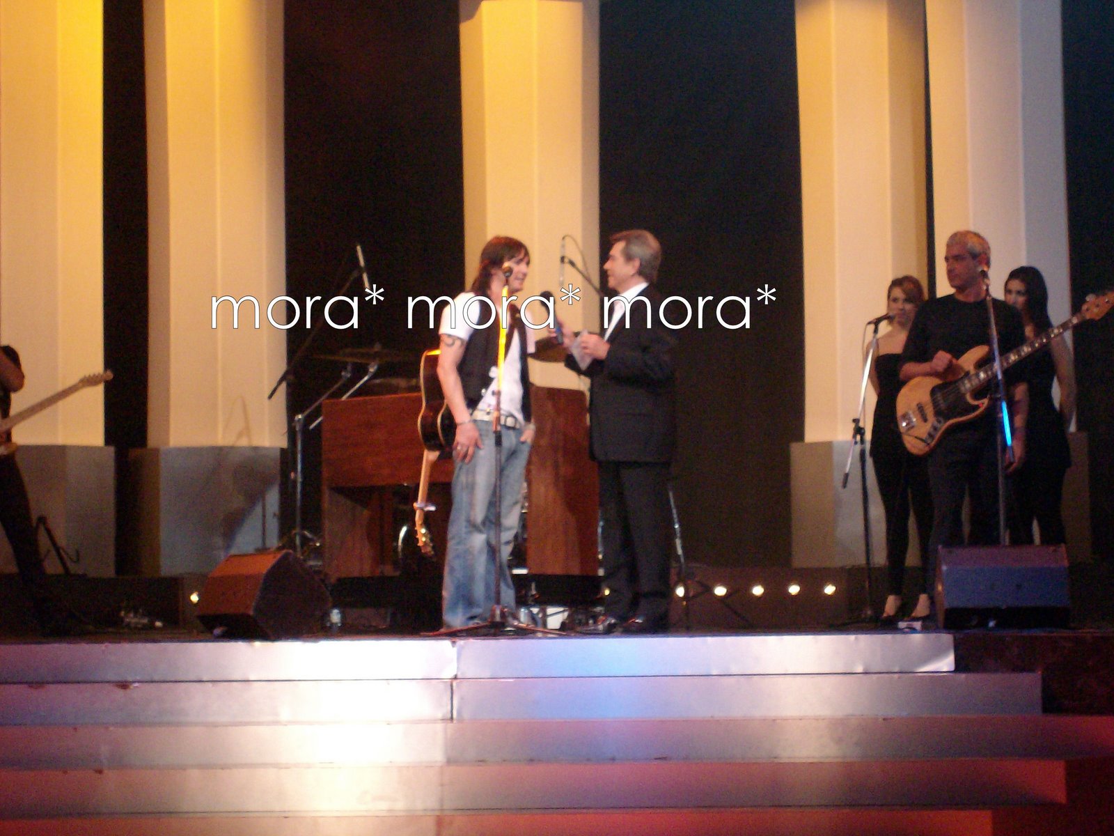 [Axel+cantando+en+canal+7+(11).JPG]