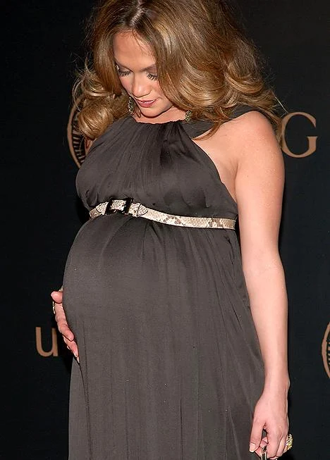 Jennifer Lopez gives birth to twins