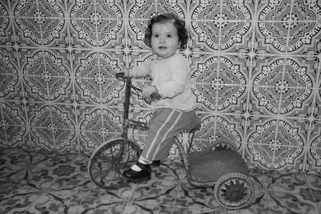 Criança andar de triciclo