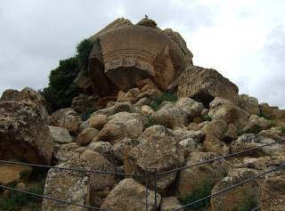 Bild 2 Kapitell und Steine vom Tempel des olympischen Zeus Agrigent