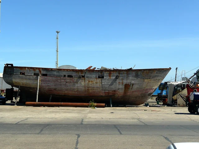 Barcos viejo fuera del agua en puerto. 