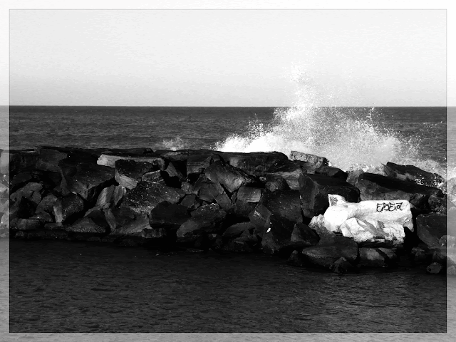 Blanco y Negro,rompiente del mar en forma de espuma blanca.