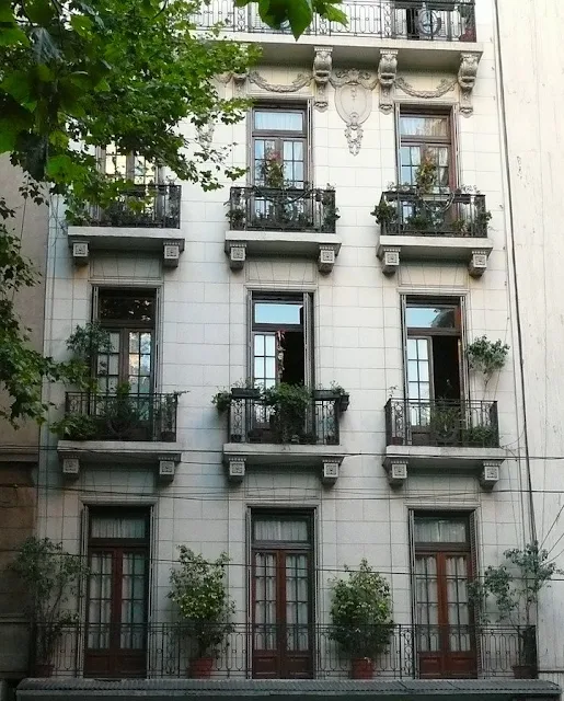 Ventanas de un edificio antiguo en Buenos Aires