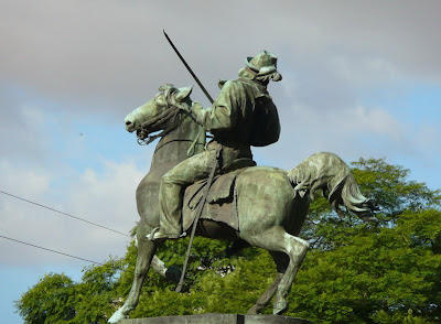 Se viene la loca. Monumento ecuestre con fondo de tormenta (la loca)
