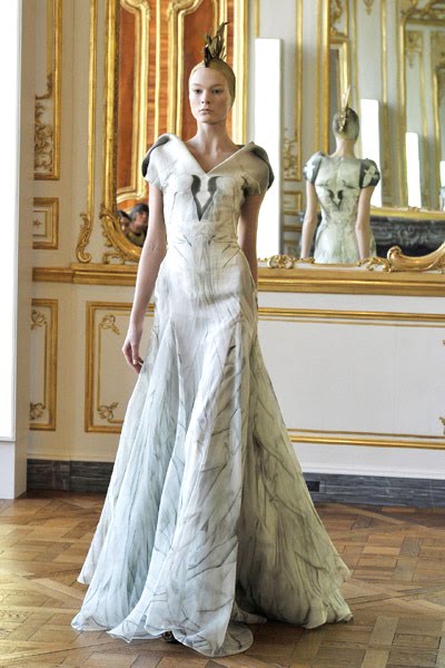 [Alexander+McQueen+Fall+2010+11.jpg]