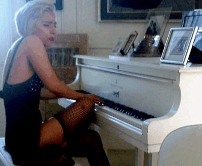 gaga+piano.gif