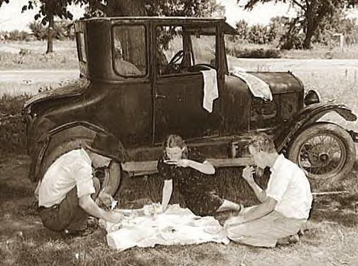 Migrant workers eatting dinner by old car, Prague, Okla., Lincoln Cty. 1939