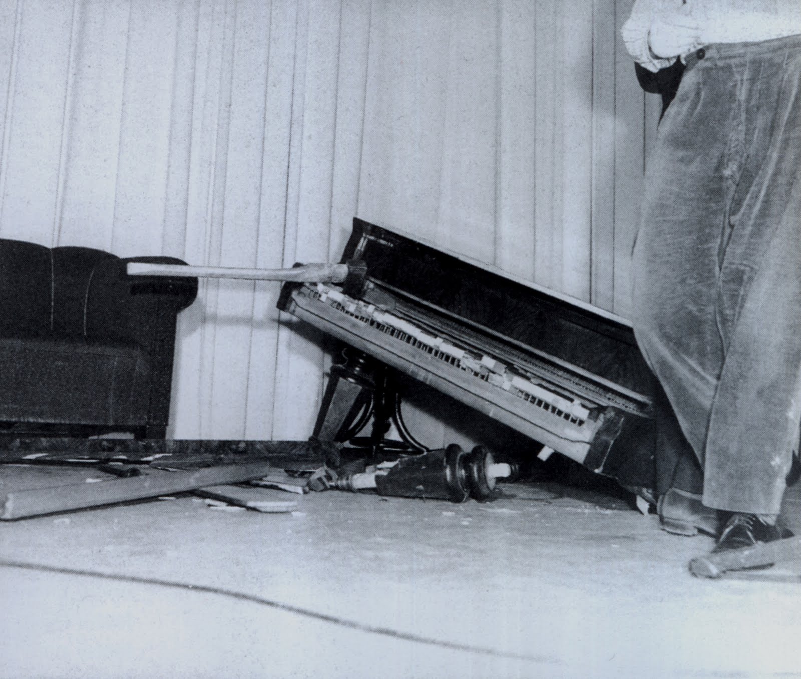 CHAUDRON: Piano destruction