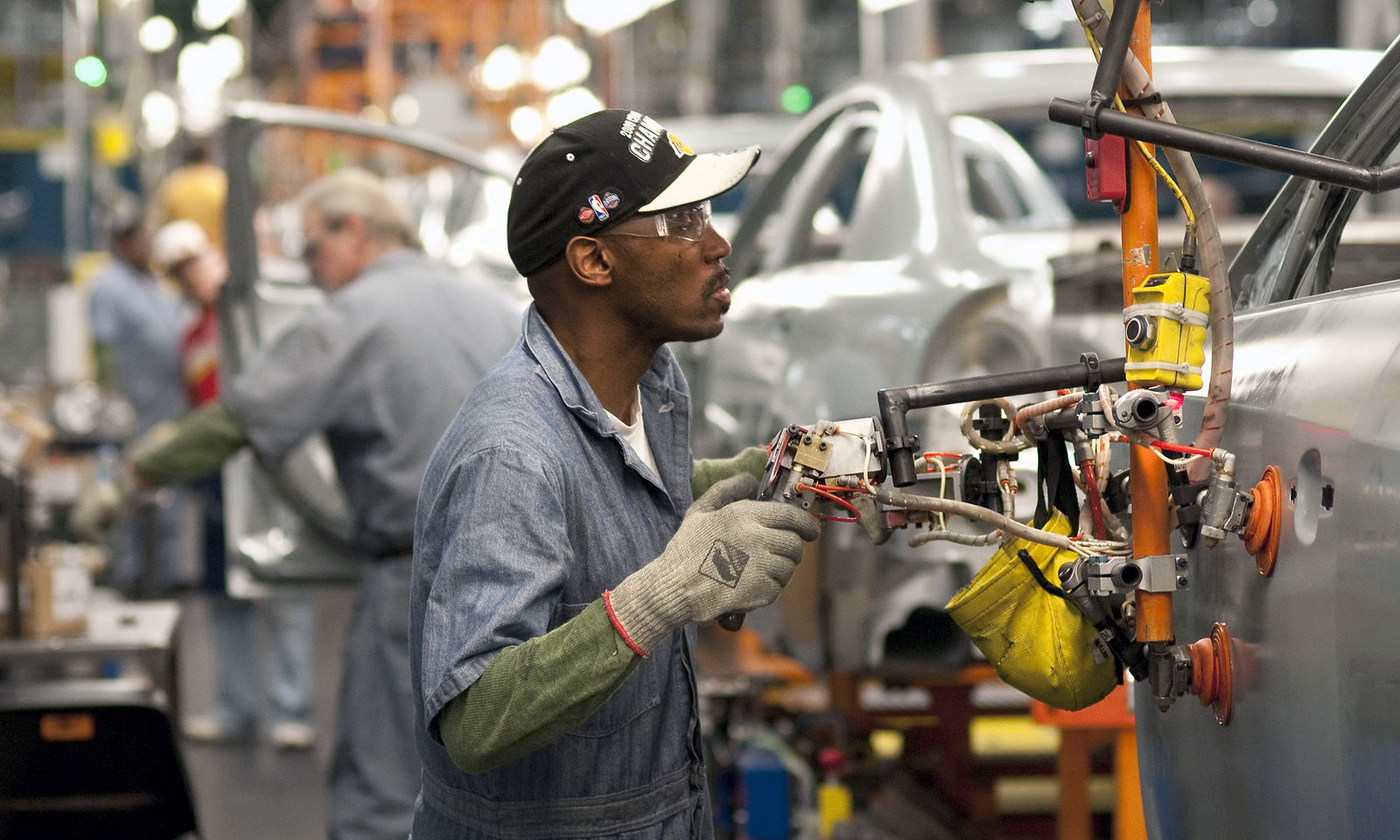 Chrysler hiring hourly workers