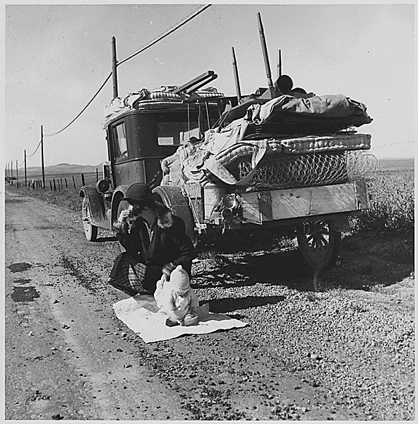Photograph+of+'Okies'+(from+Oklahoma)+Driving+to+California+During+the+Great+Depression.gif (592×600)