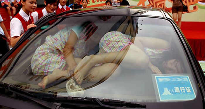 [How_Many_People_Can_Fit_In_A_Car_02.jpg]