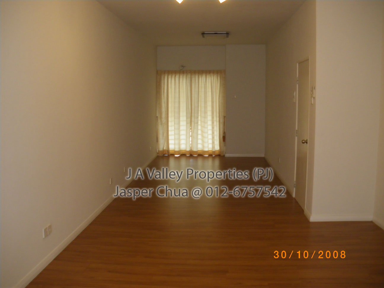 [1_masterbedroom_e.jpg]