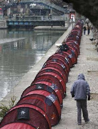 Les SDF (Les Enfants de Don Quichotte) ont manifesté le long du Canal Saint-Martin à Paris entre décembre 2006 et avril 2007. Photographie prise le 18 décembre 2006 par Charles Platiau de l'agence Reuters.