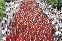 les moines manifestant dans les rues, supportés par les civils. Documents Mizzima news/AP.