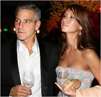 George Clooney et Sarah Larson lors d'un cocktail.