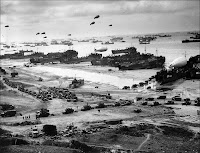 Débarquement du soutien logistique mi-juin 1944 à Omaha beach.