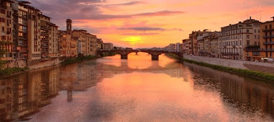 Le pont Santa Trinita photographié depuis le Ponte Vecchio. Document Sedona Vista.