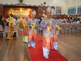 Mengiringi Sultan Ahmad Shah.(Sultan Pahang)