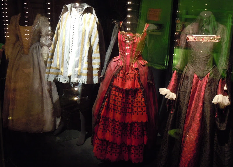 White and Red Queen Courtiers Alice costumes