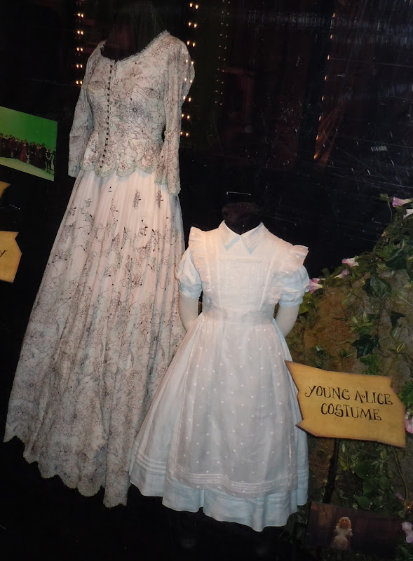 Young Alice and Helen Kingsley movie costumes