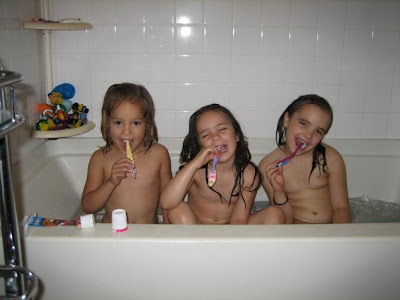 http://2.bp.blogspot.com/_GLkXPxfWqKc/Sq2A2fj5MEI/AAAAAAAAATU/GhfAWIoRxkE/s400/Three+Girls+in+Bath+-+Brielle-Tori-Jayda.jpg