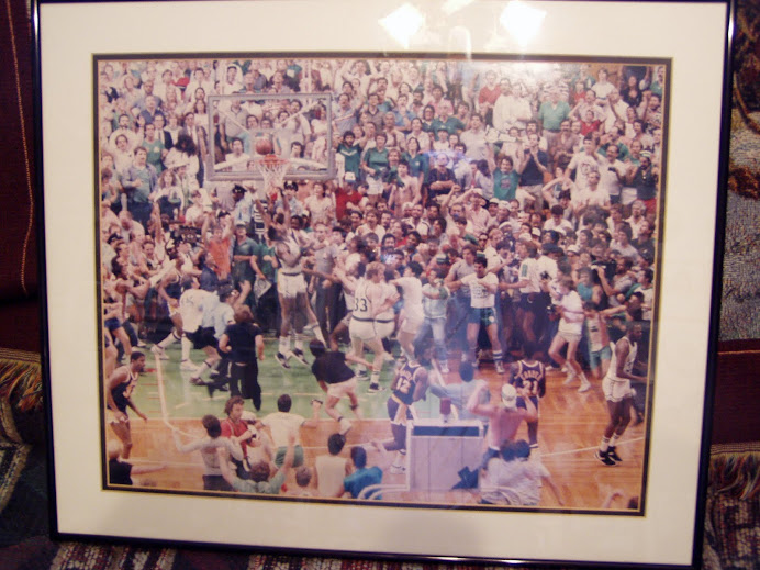 Larry Bird NBA World Champs pic vs. Lakers caught in the middle with fans rushing on the floor!!